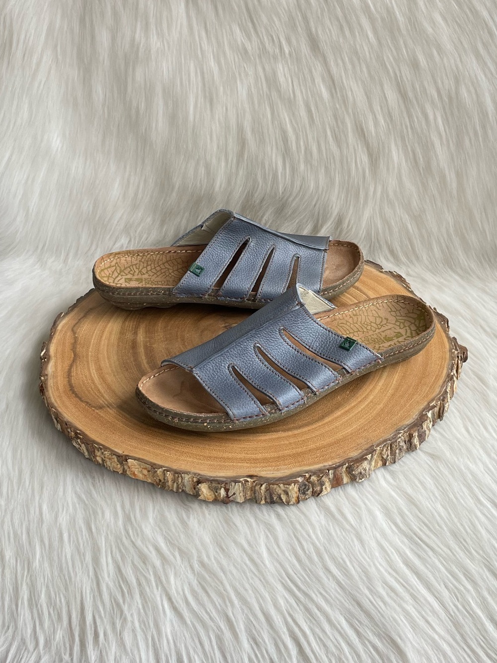 LIKE NEW El Naturalista pebbled leather side sandals